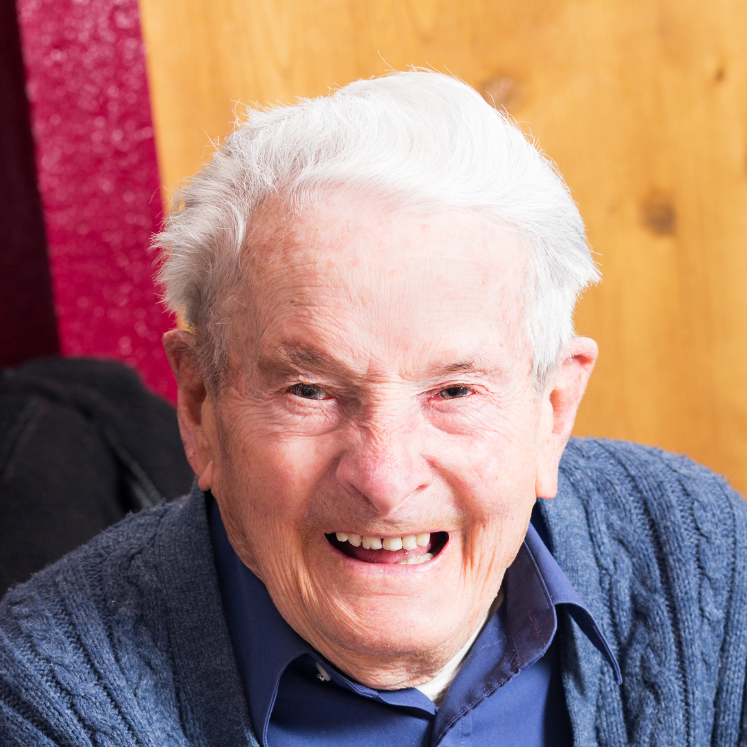 Kunde, namens Klaus, über 80 Jahre alt, lachend. Er hat eine ausgezeichnete Bewertung für den ambulanten Pflegedienst abgegeben hat.